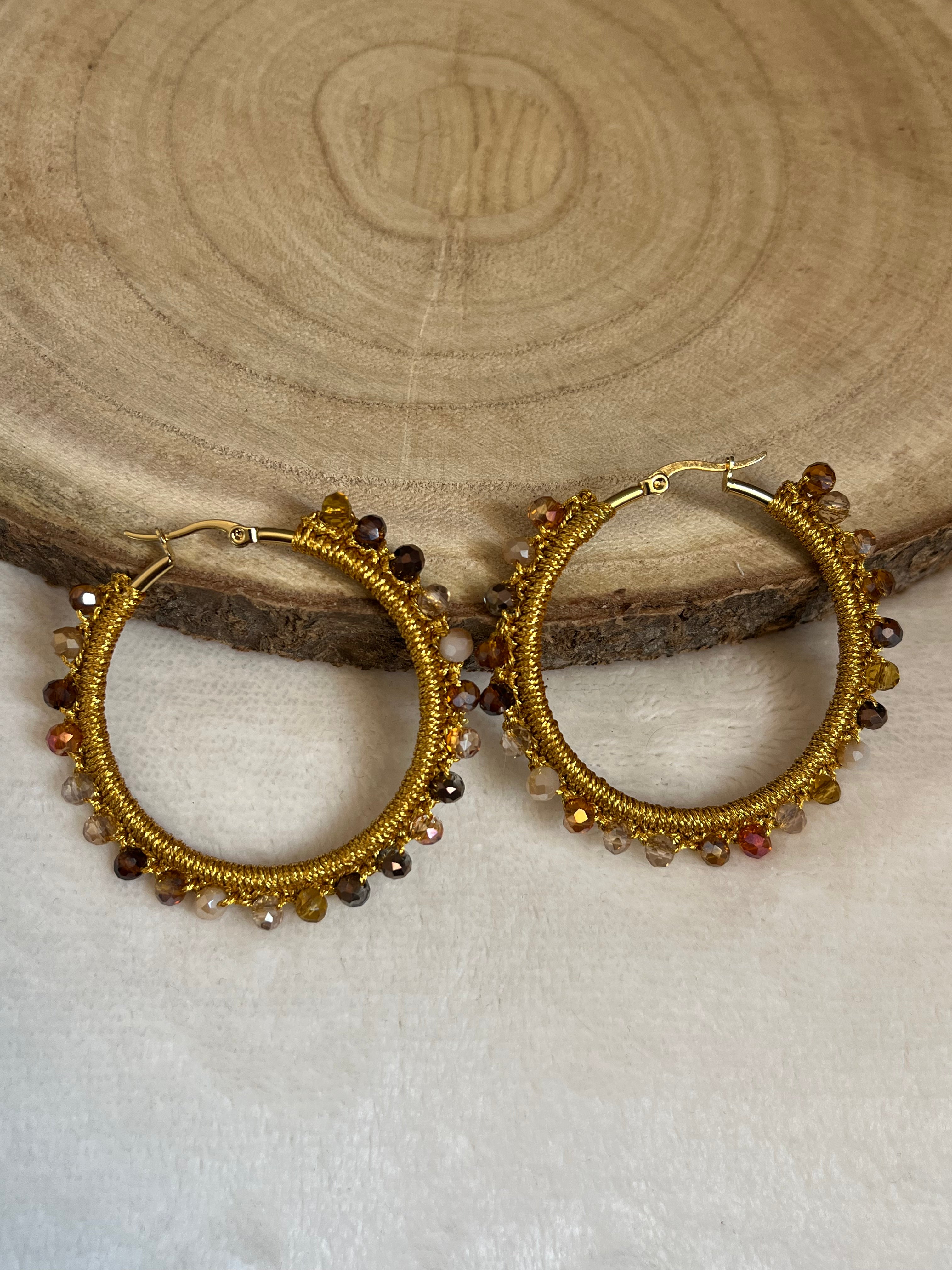 Grandes boucles d’oreilles dorées en crochet faites main