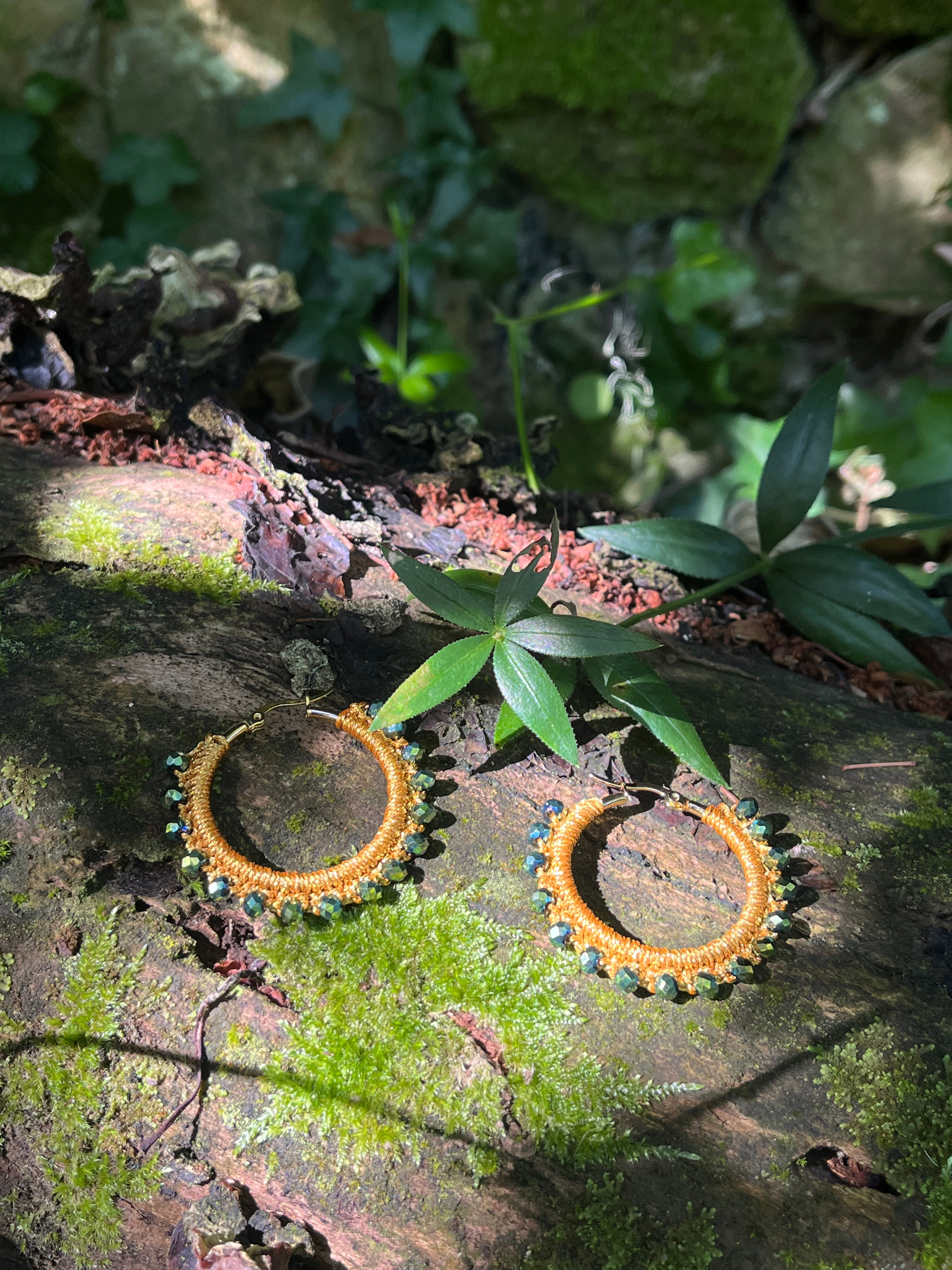 Boucles d’oreilles dorées en crochet faites main