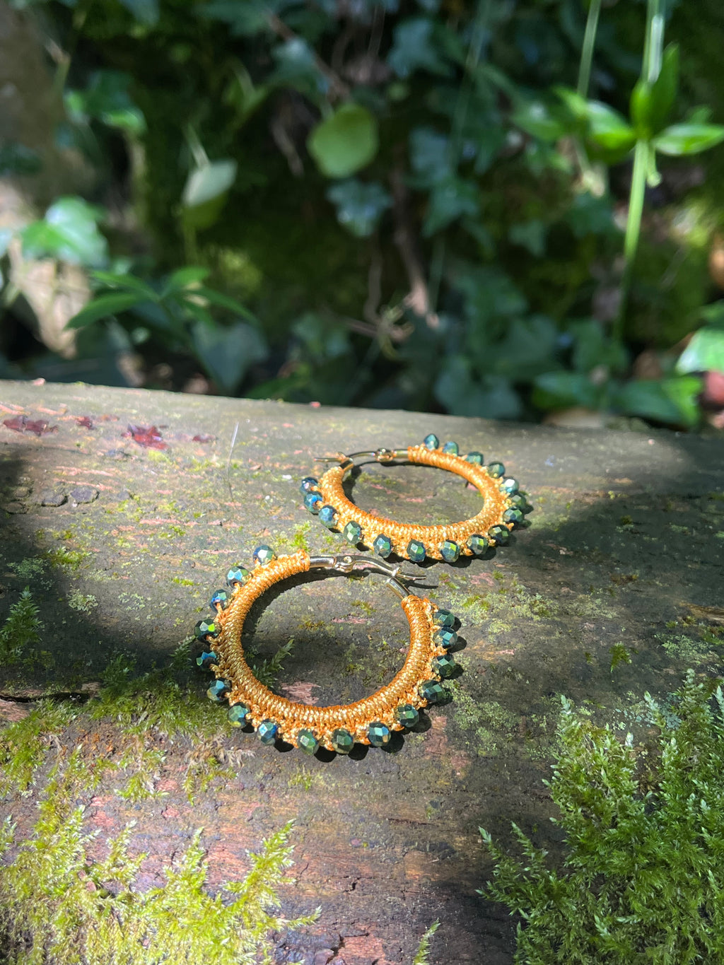 Boucles d’oreilles dorées en crochet faites main