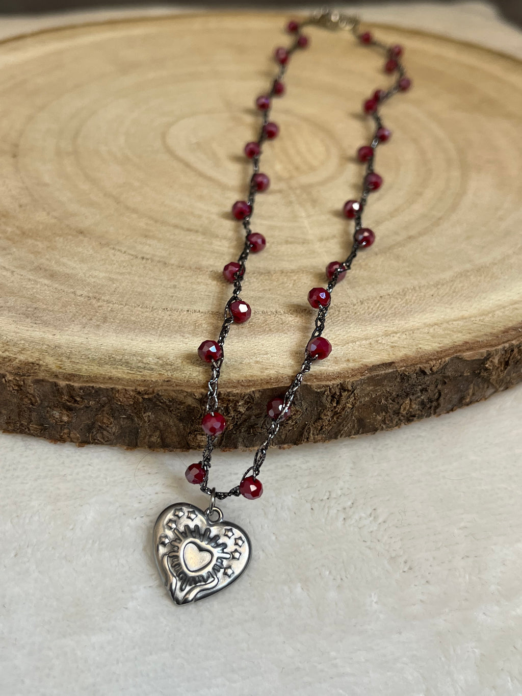 Collier argenté en crochet fait main avec perles et pendentif