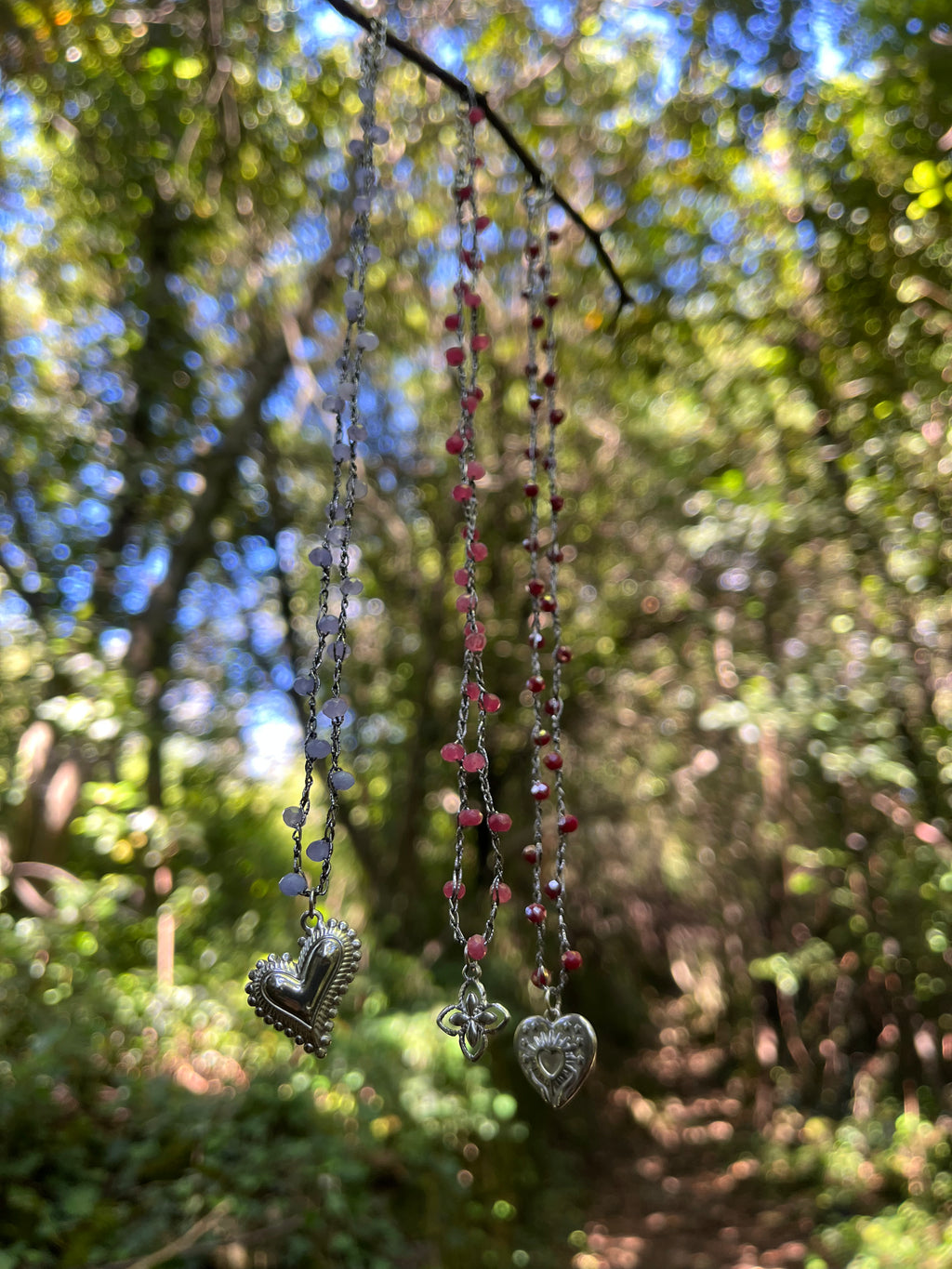 Collier argenté en crochet fait main avec perles et pendentif