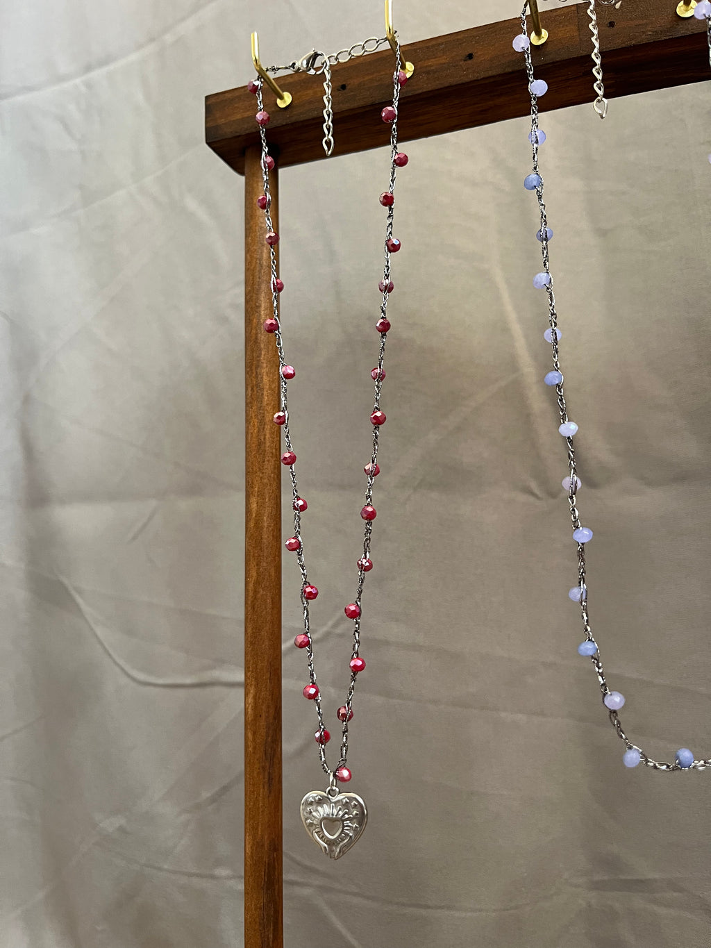 Collier argenté en crochet fait main avec perles et pendentif