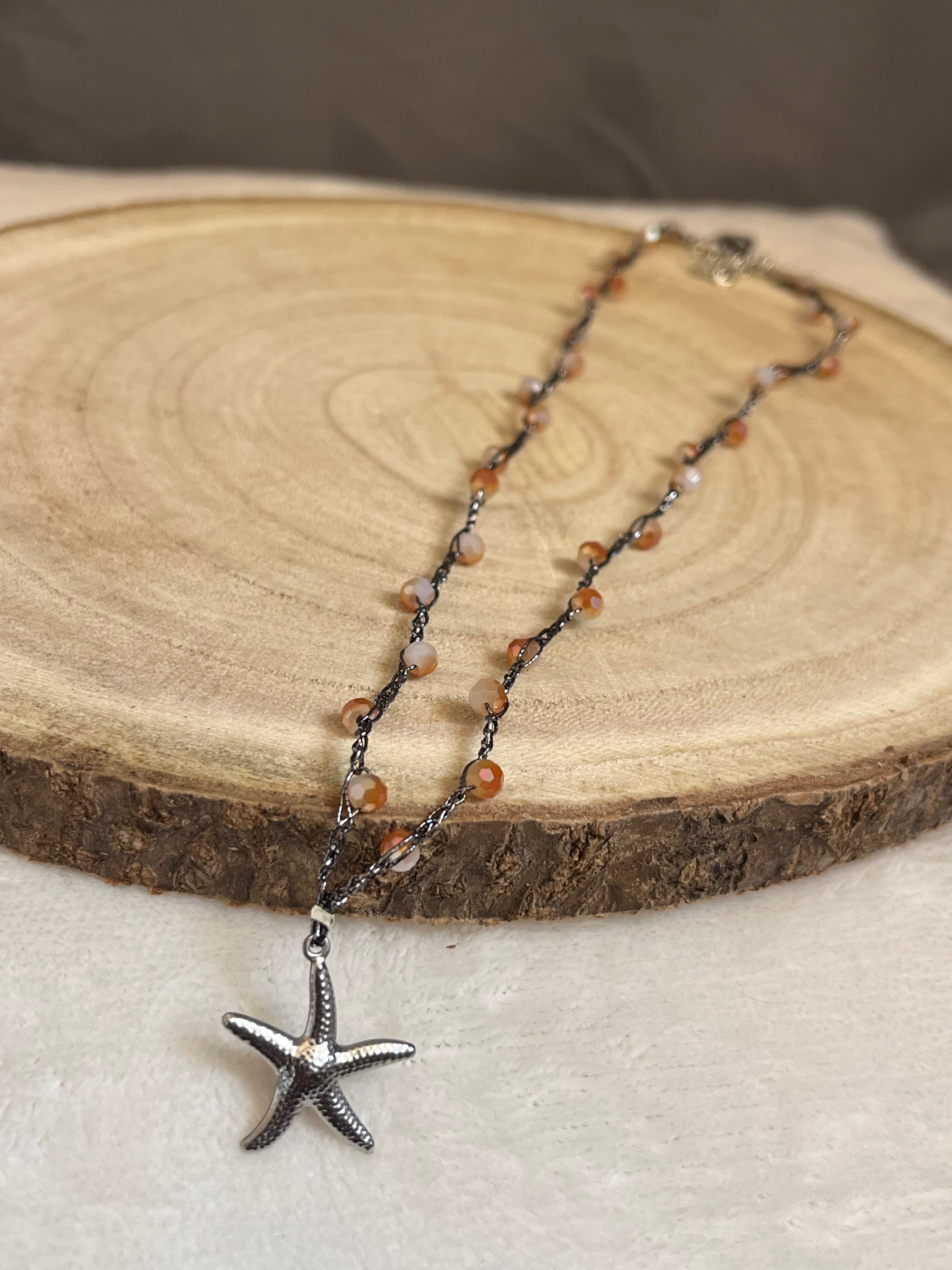Collier argenté en crochet fait main avec perles et pendentif