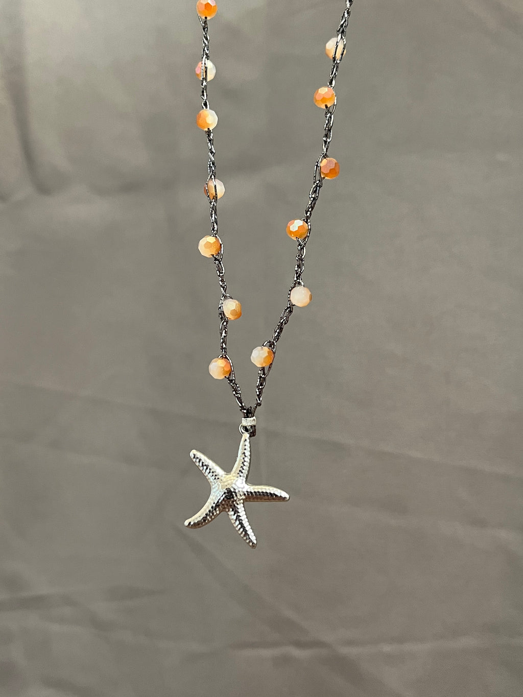 Collier argenté en crochet fait main avec perles et pendentif