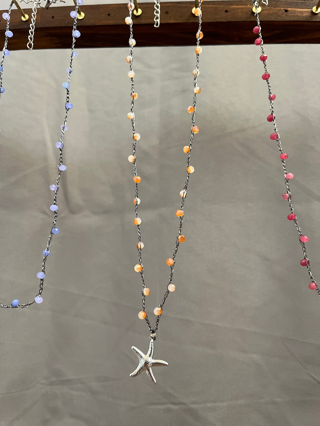 Collier argenté en crochet fait main avec perles et pendentif