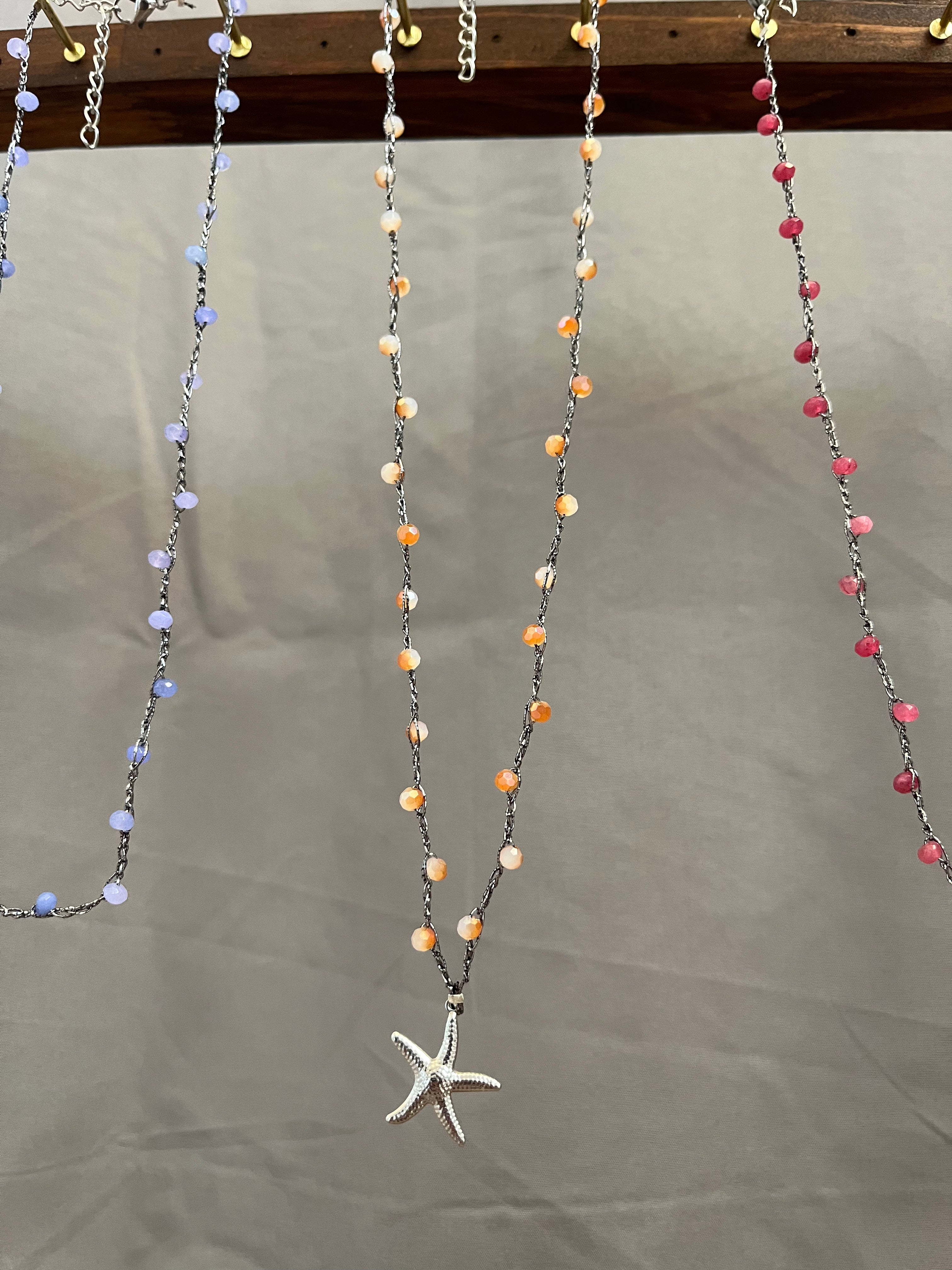 Collier argenté en crochet fait main avec perles et pendentif