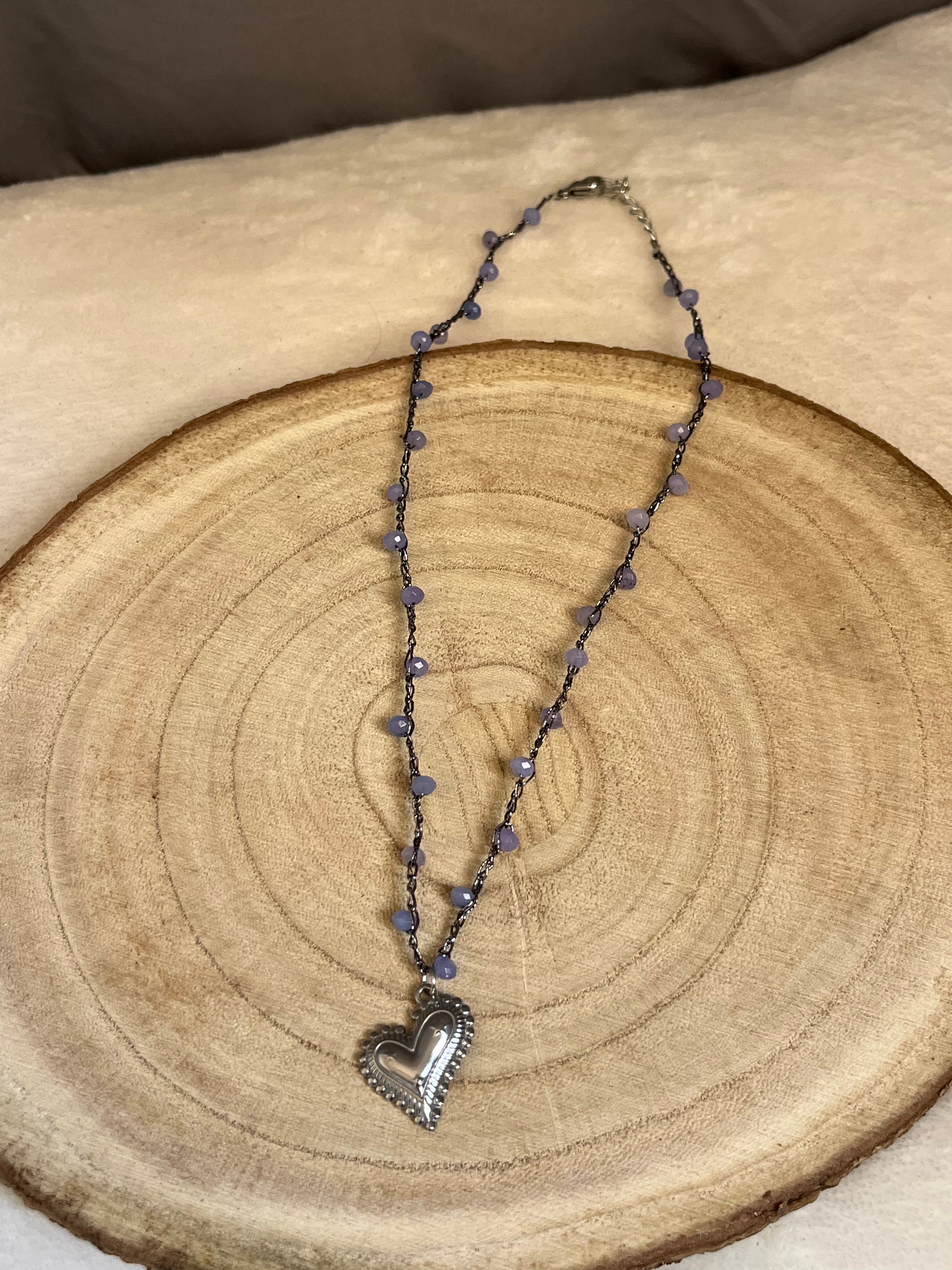 Collier argenté en crochet fait main avec perles et pendentif