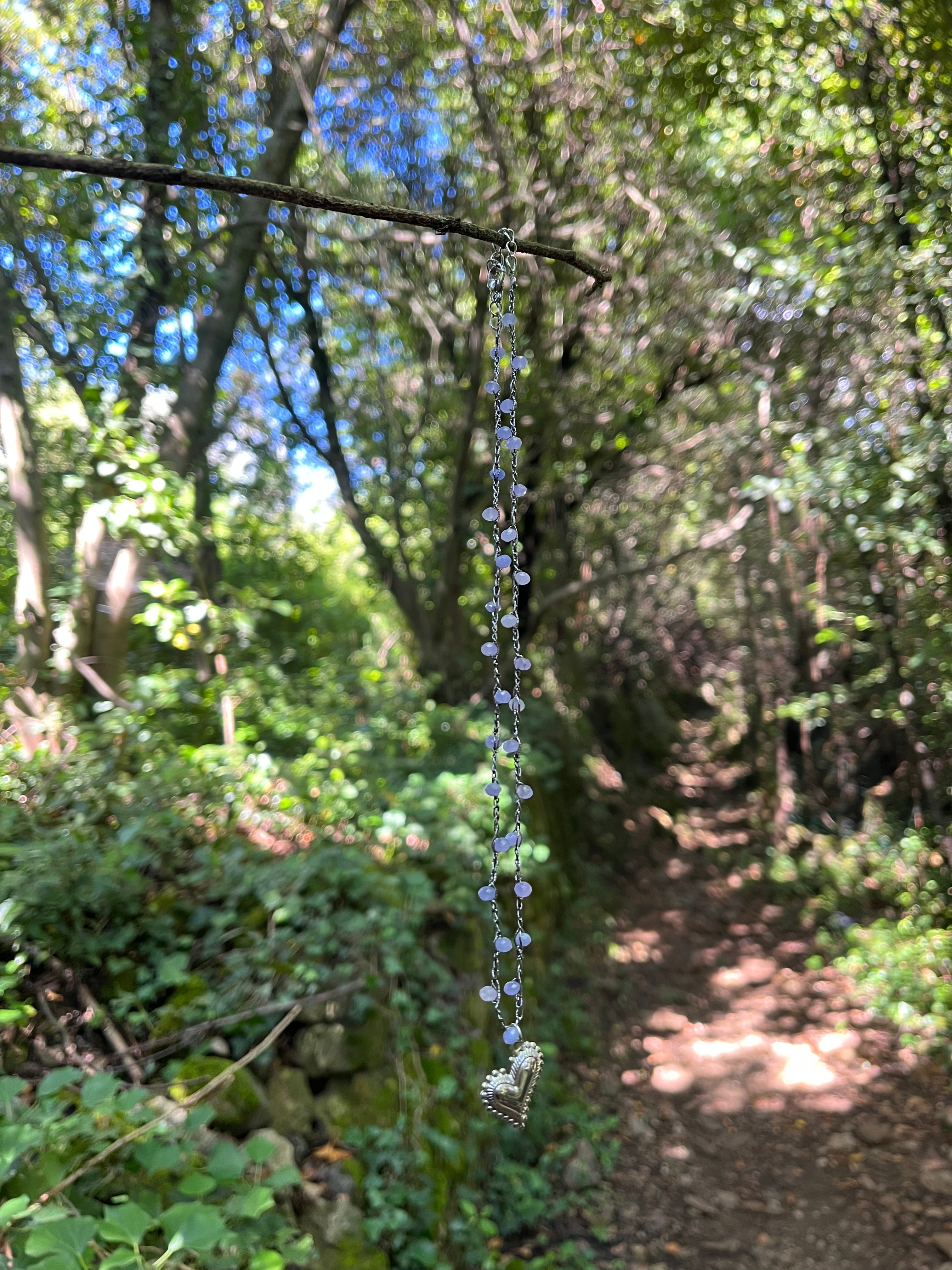 Collier argenté en crochet fait main avec perles et pendentif