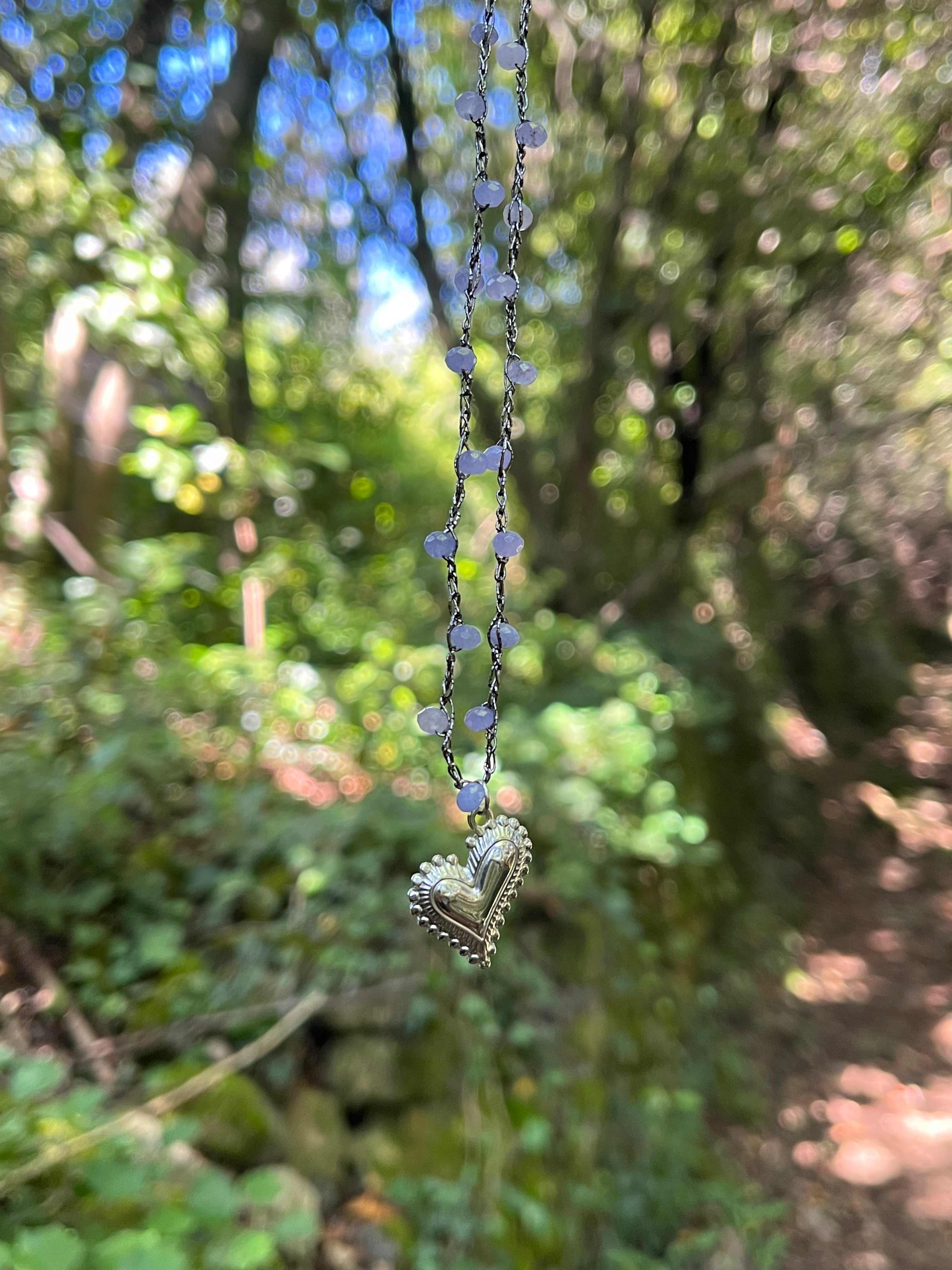 Collier argenté en crochet fait main avec perles et pendentif