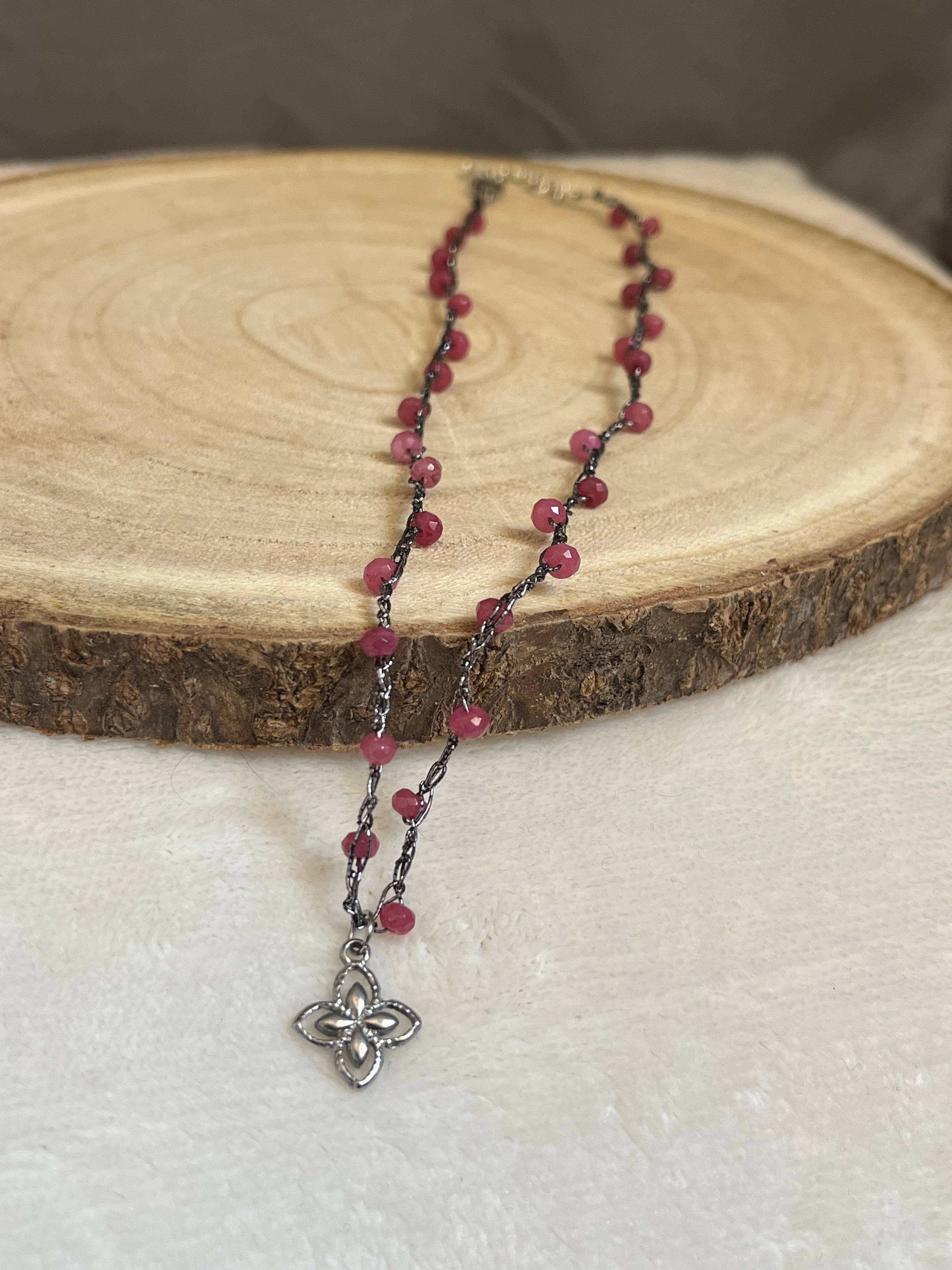 Collier argenté en crochet fait main avec perles et pendentif