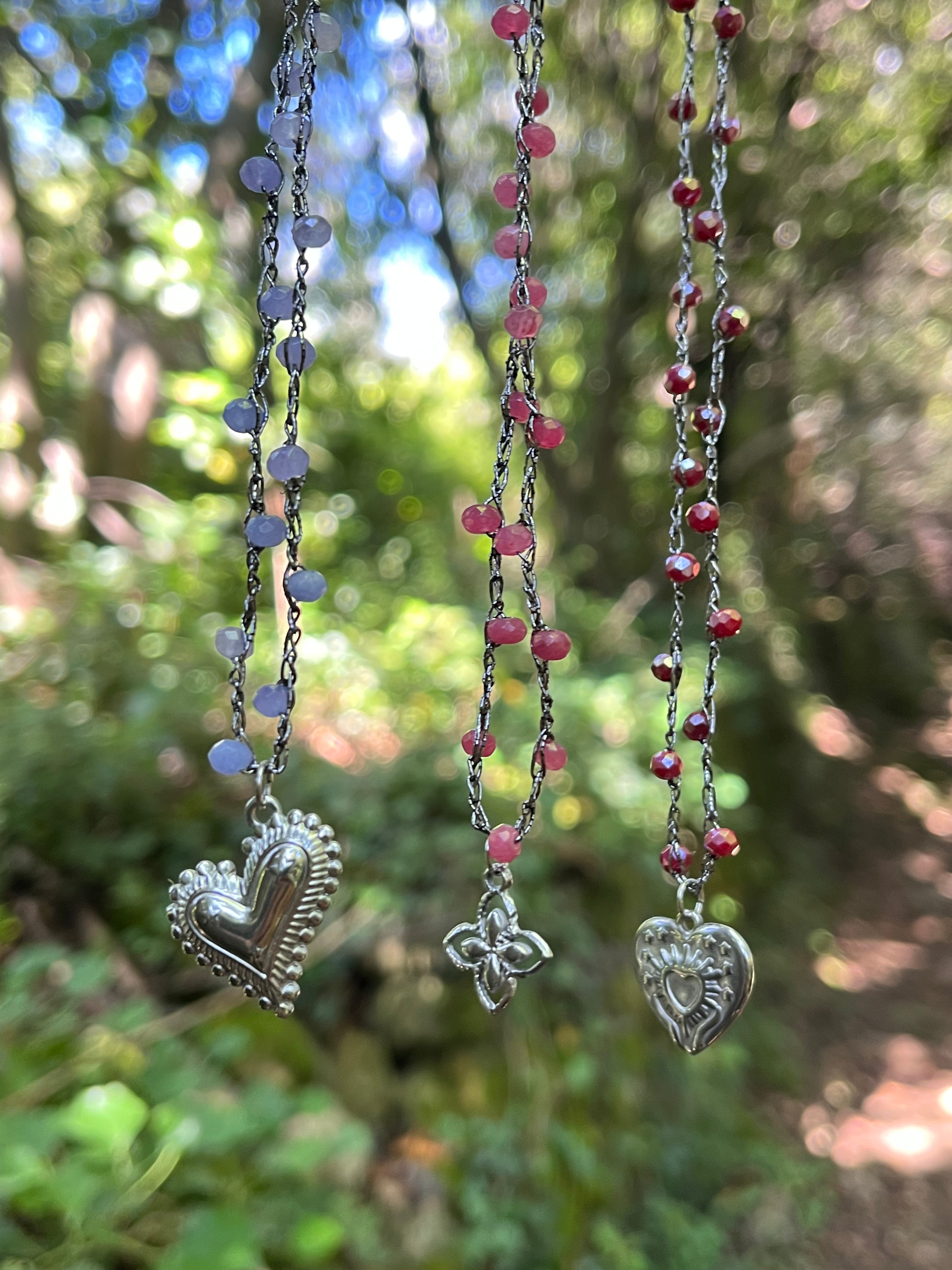 Collier argenté en crochet fait main avec perles et pendentif