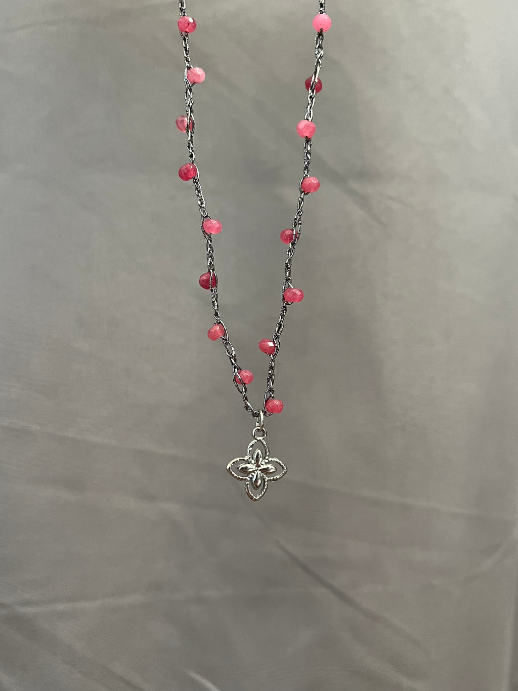Collier argenté en crochet fait main avec perles et pendentif