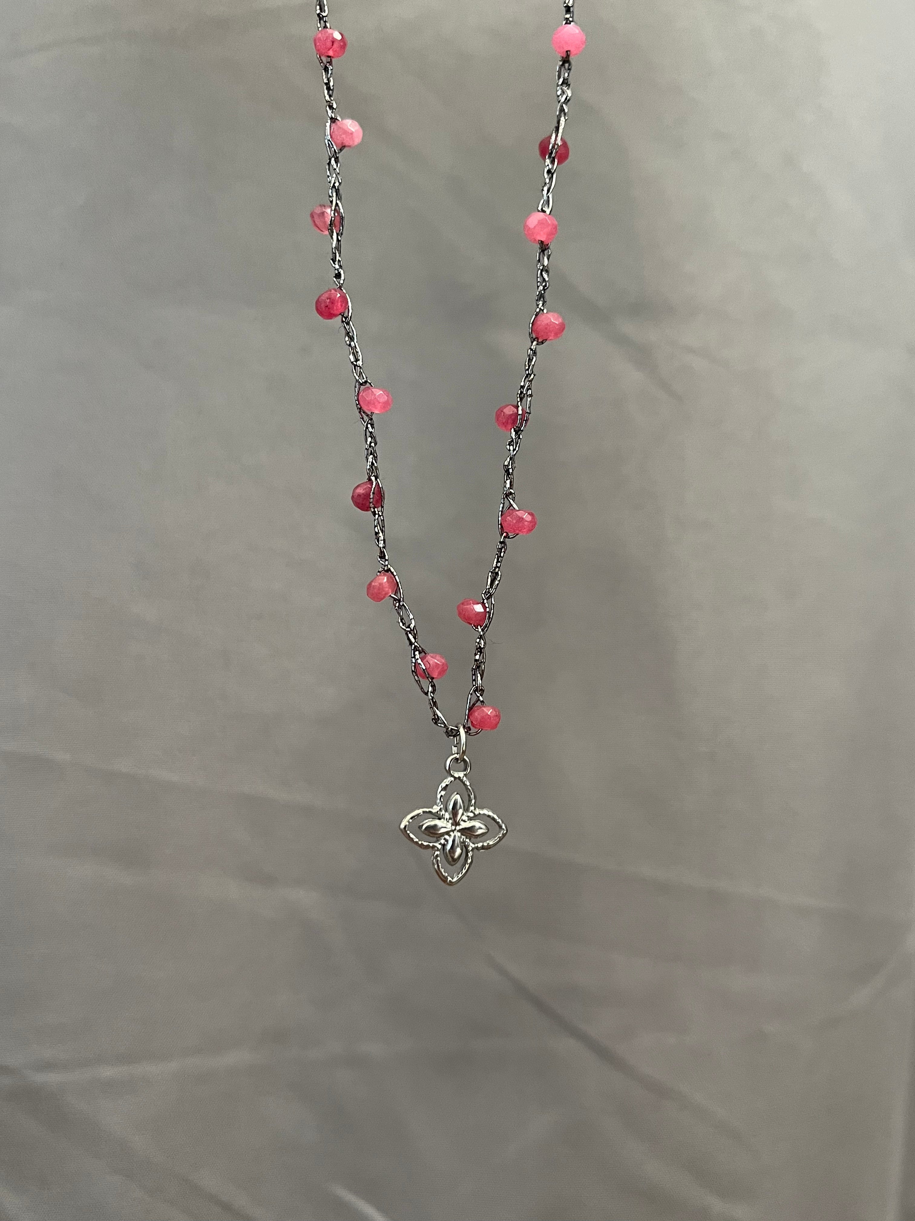 Collier argenté en crochet fait main avec perles et pendentif