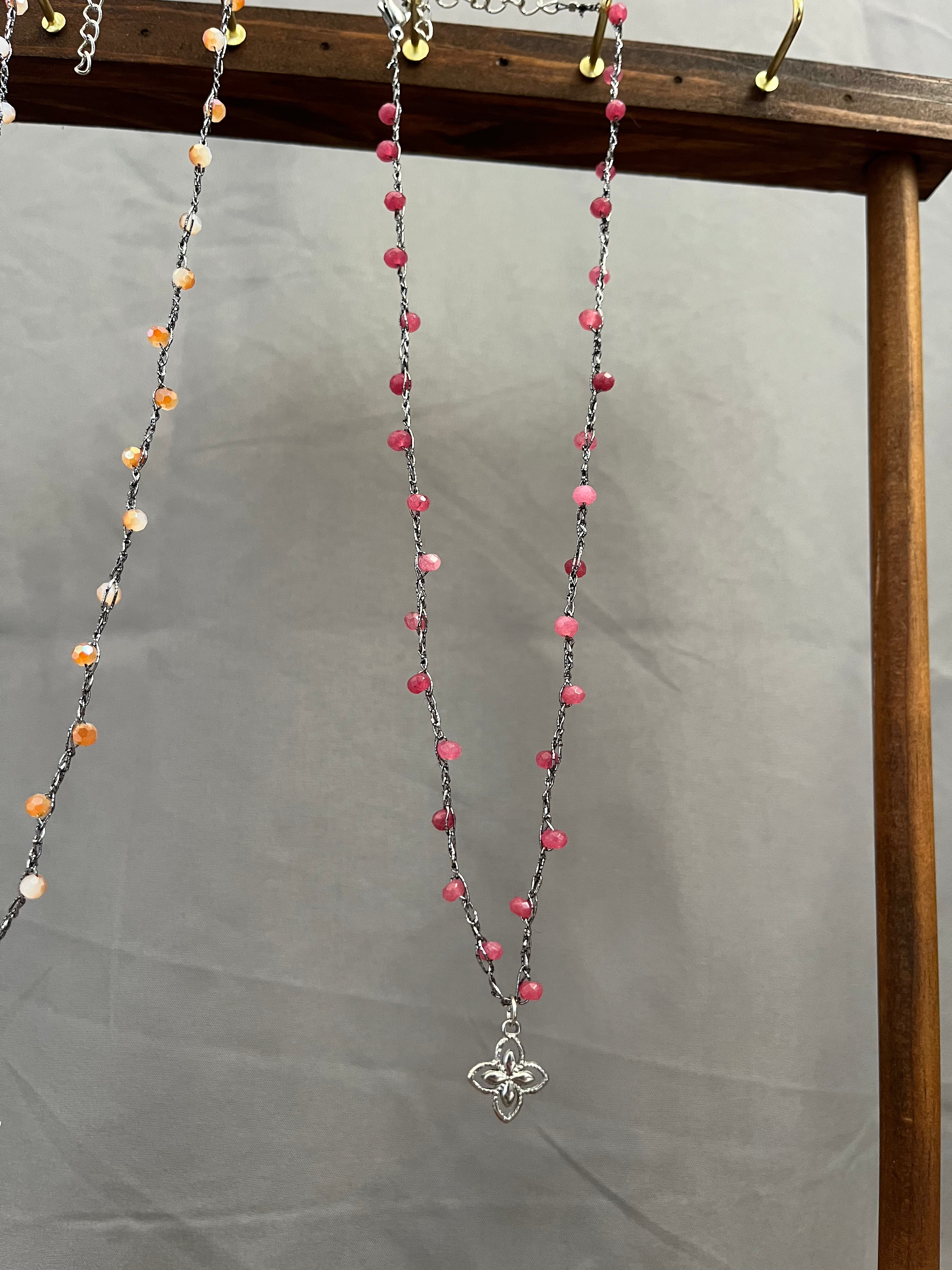 Collier argenté en crochet fait main avec perles et pendentif