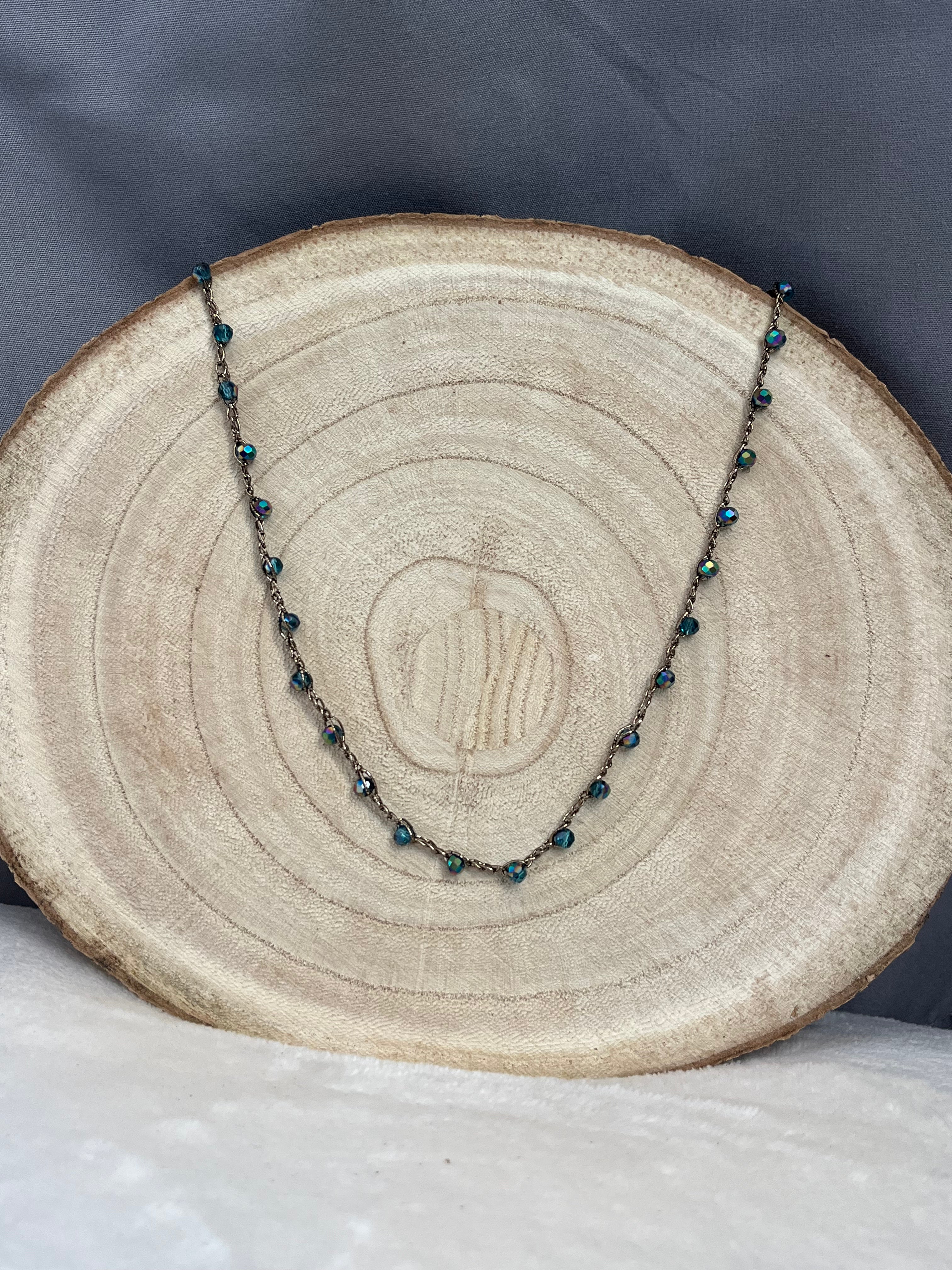 Collier doré en crochet fait main avec perles
