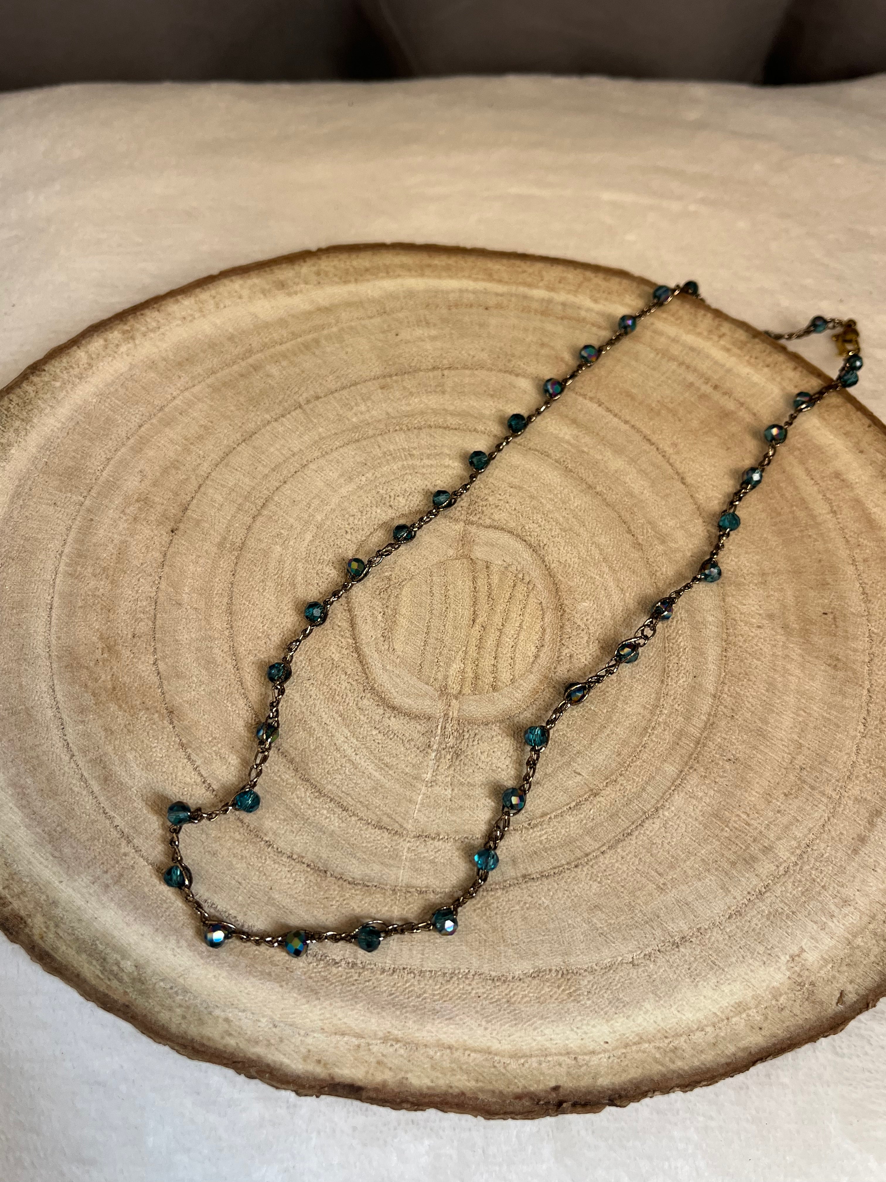 Collier doré en crochet fait main avec perles