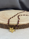 Collier doré en crochet fait main avec perles et connecteur