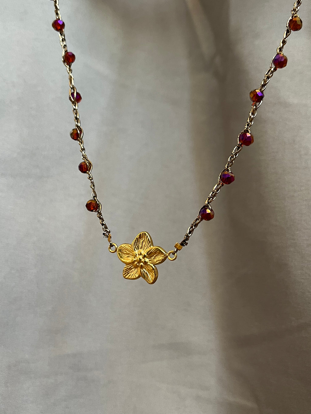 Collier doré en crochet fait main avec perles et connecteur