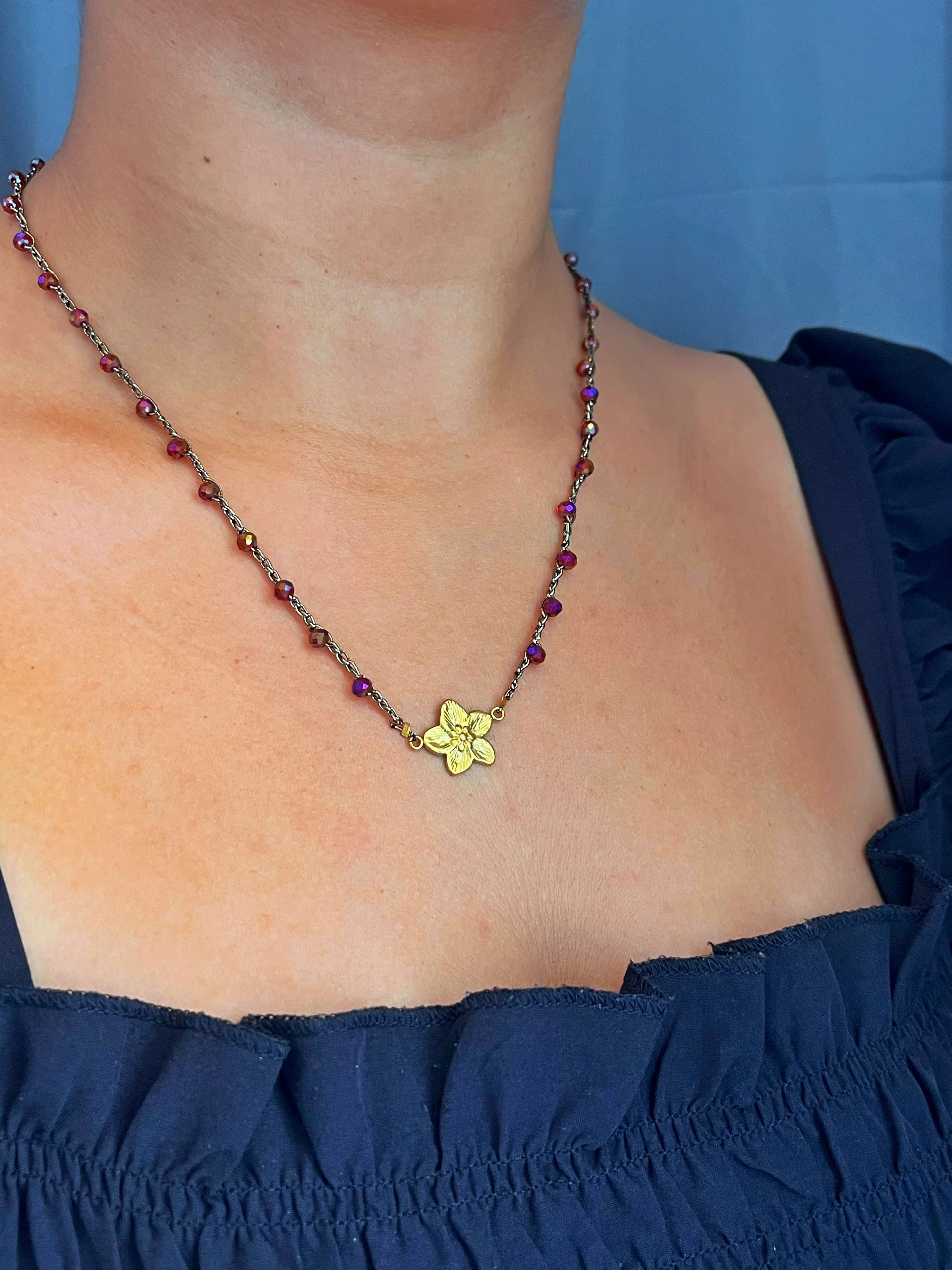 Collier doré en crochet fait main avec perles et connecteur