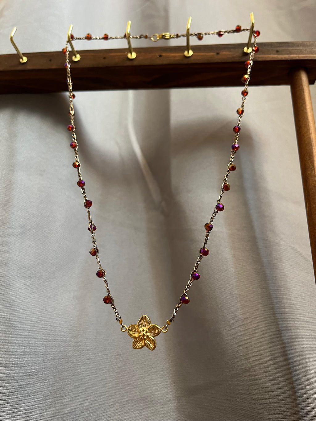 Collier doré en crochet fait main avec perles et connecteur