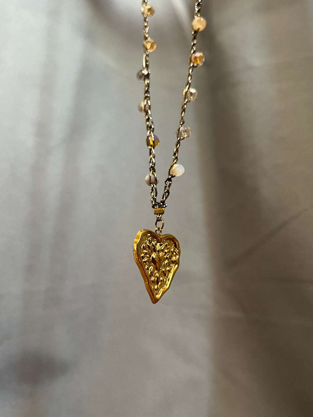 Collier argenté en crochet fait main avec perles et pendentif