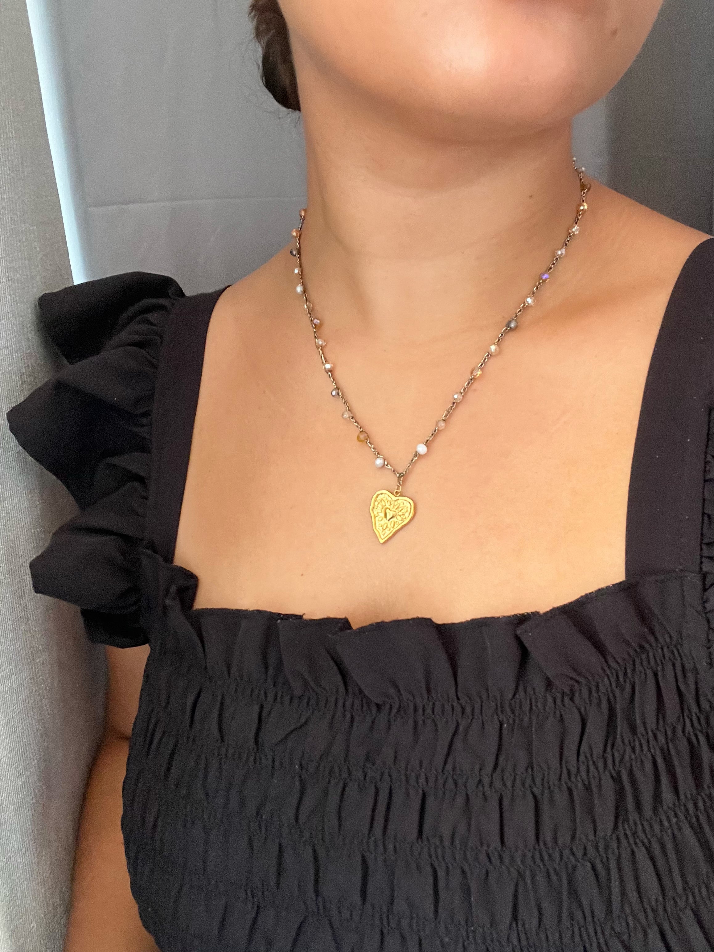 Collier argenté en crochet fait main avec perles et pendentif