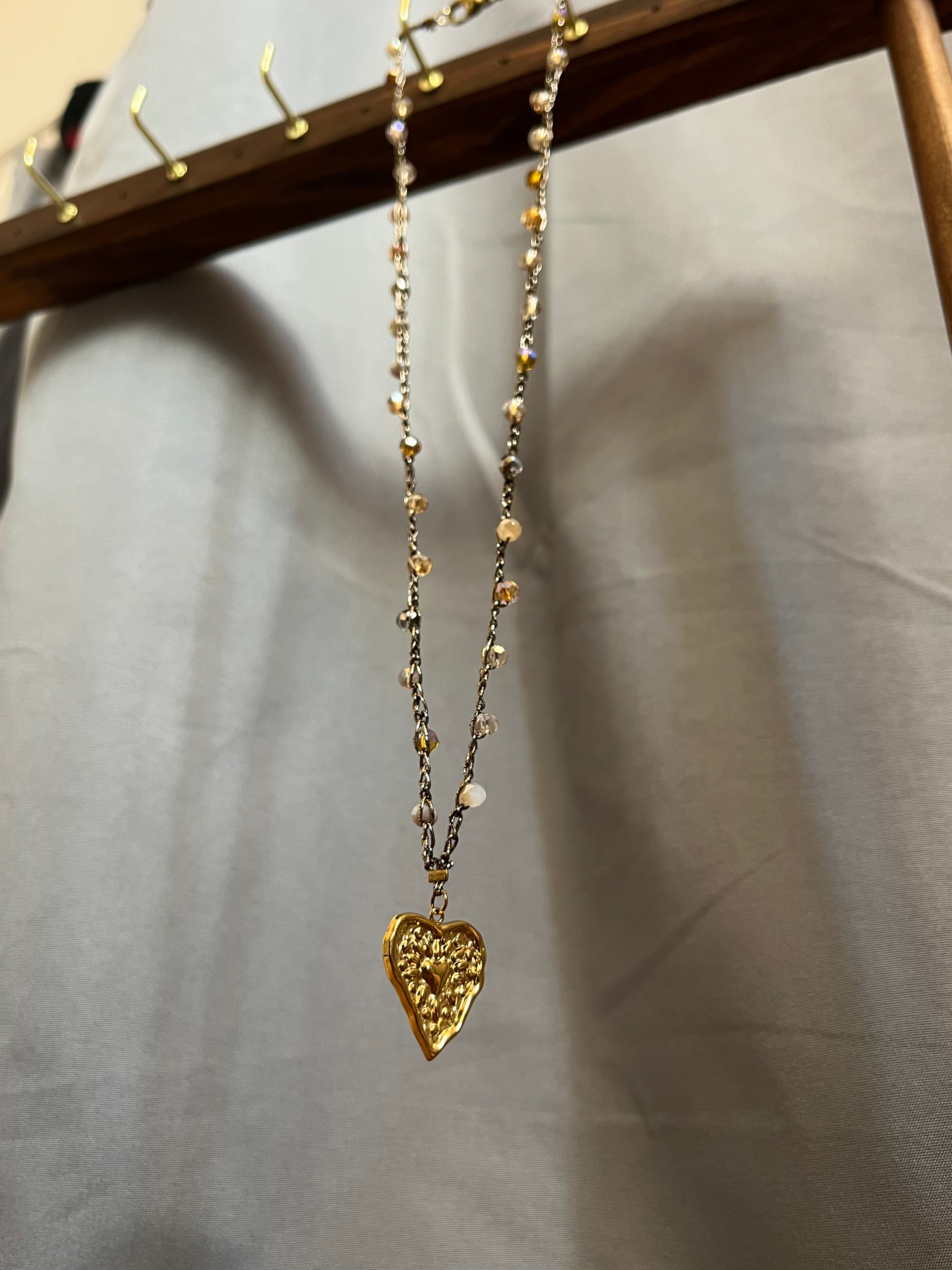 Collier argenté en crochet fait main avec perles et pendentif