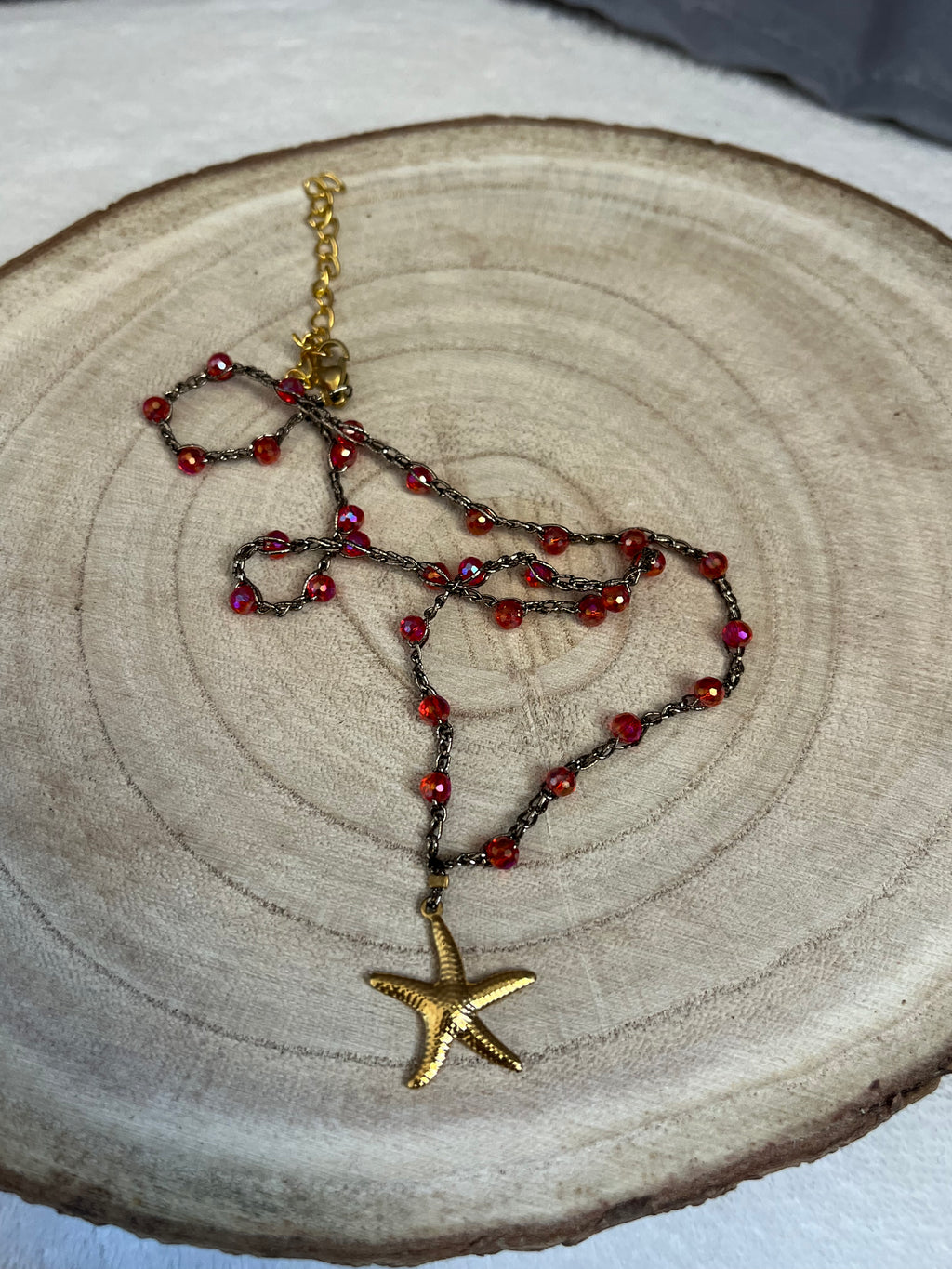Collier doré en crochet fait main avec perles et pendentif