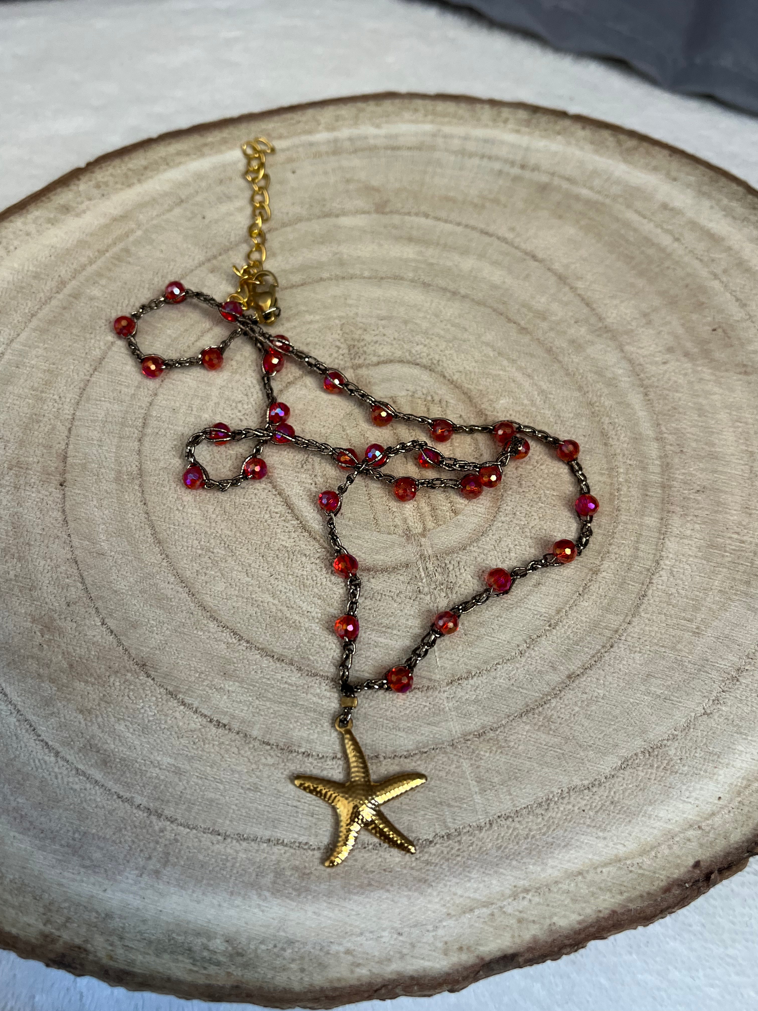 Collier doré en crochet fait main avec perles et pendentif