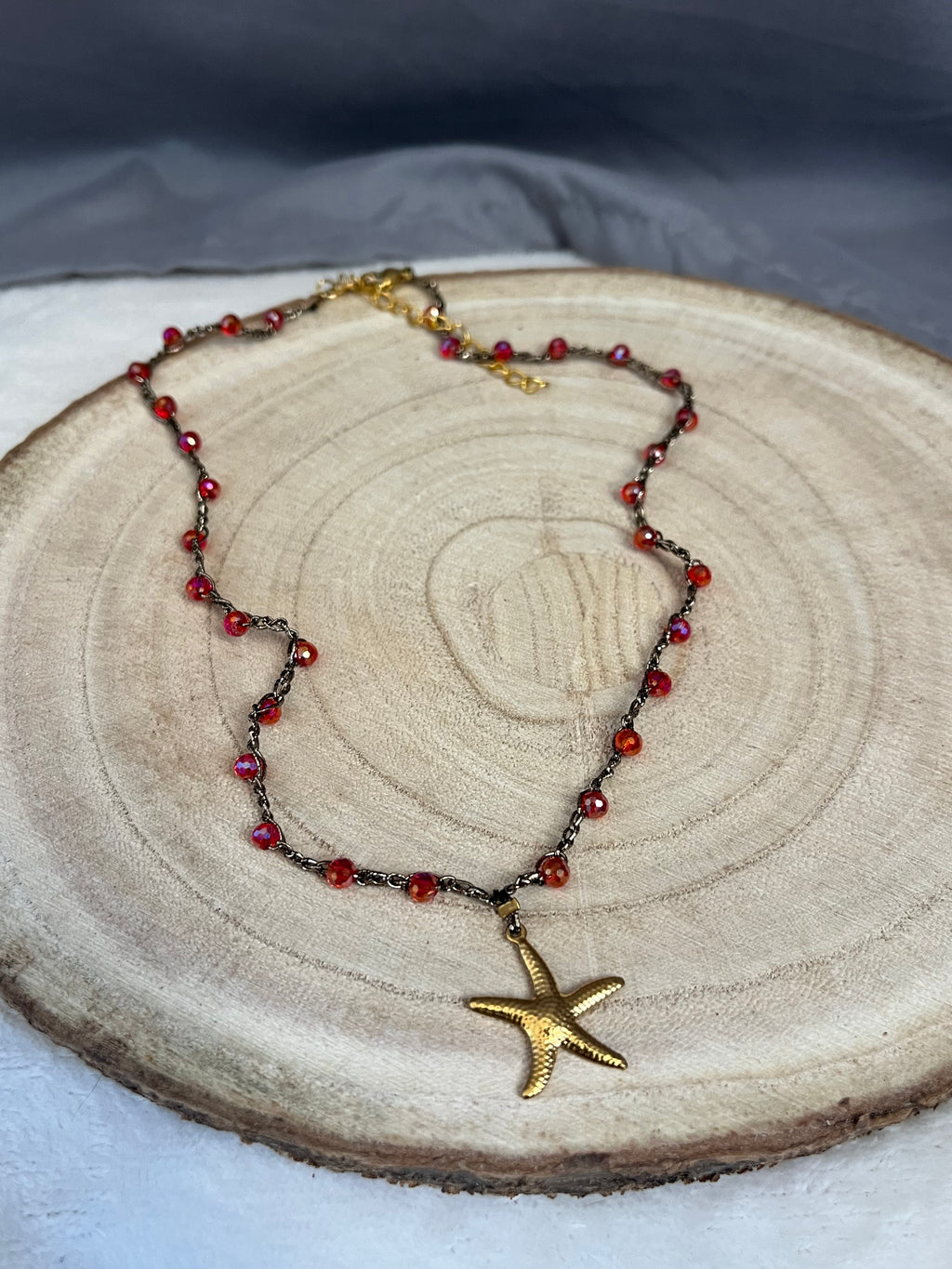 Collier doré en crochet fait main avec perles et pendentif