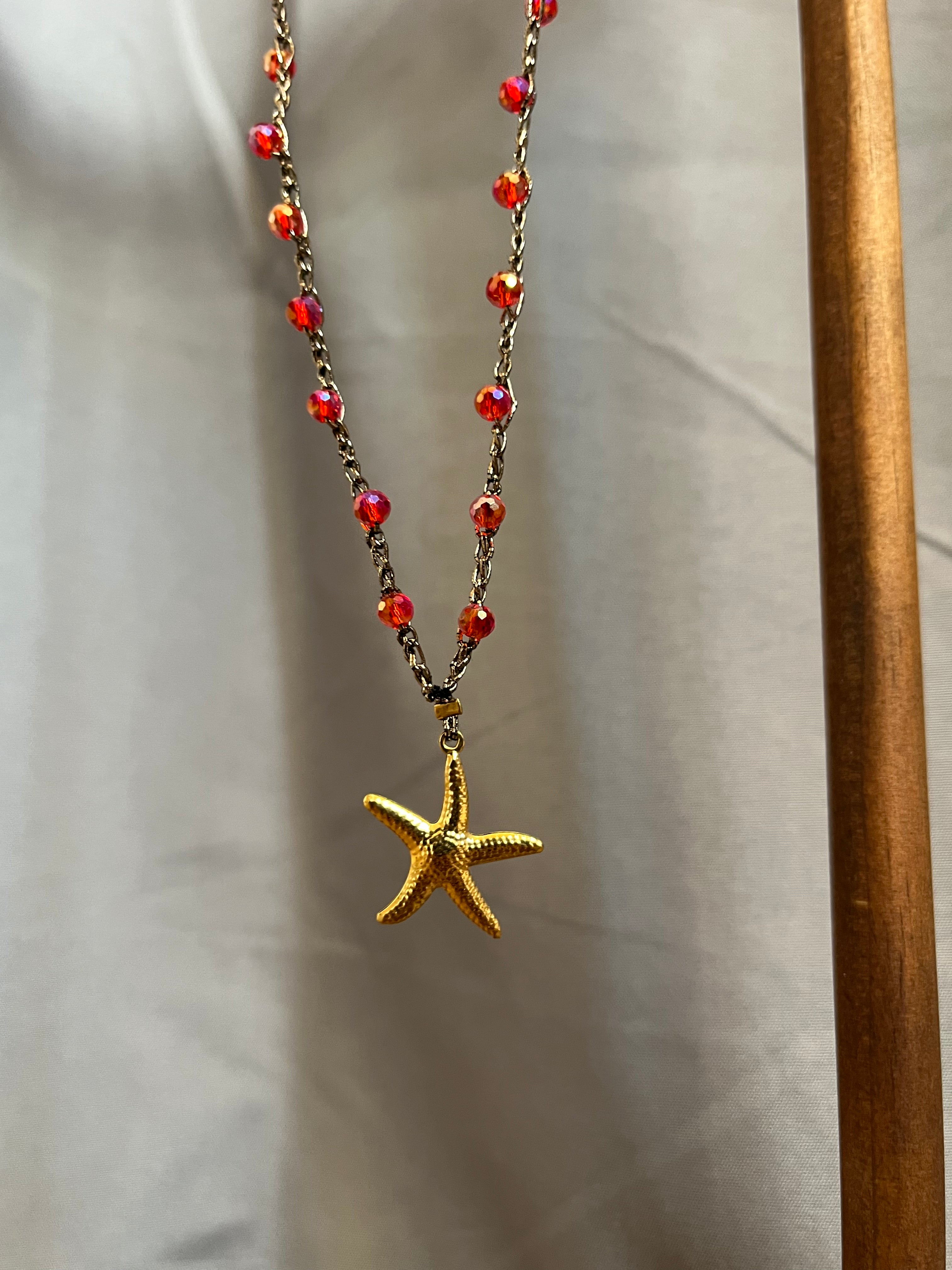 Collier doré en crochet fait main avec perles et pendentif