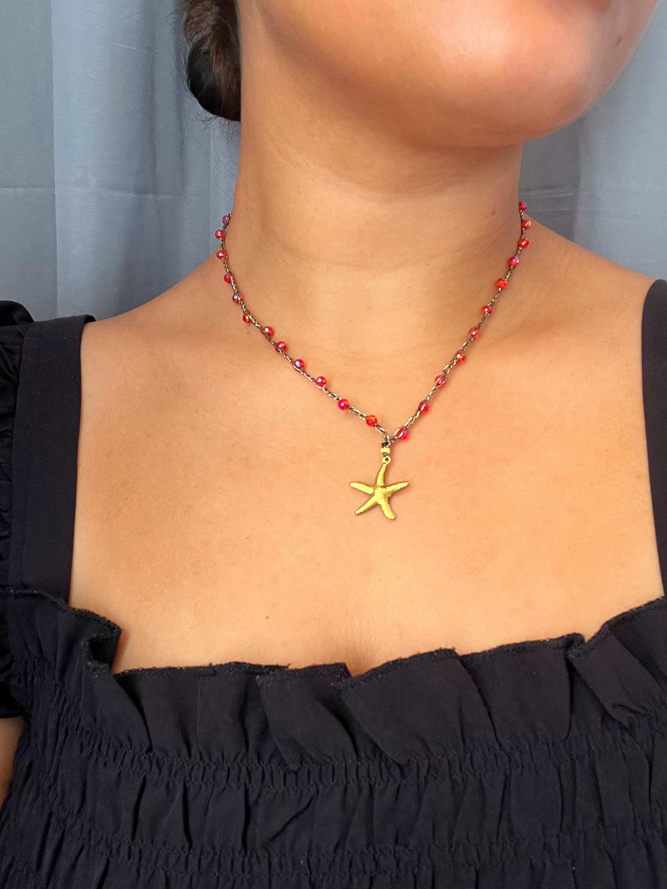 Collier doré en crochet fait main avec perles et pendentif