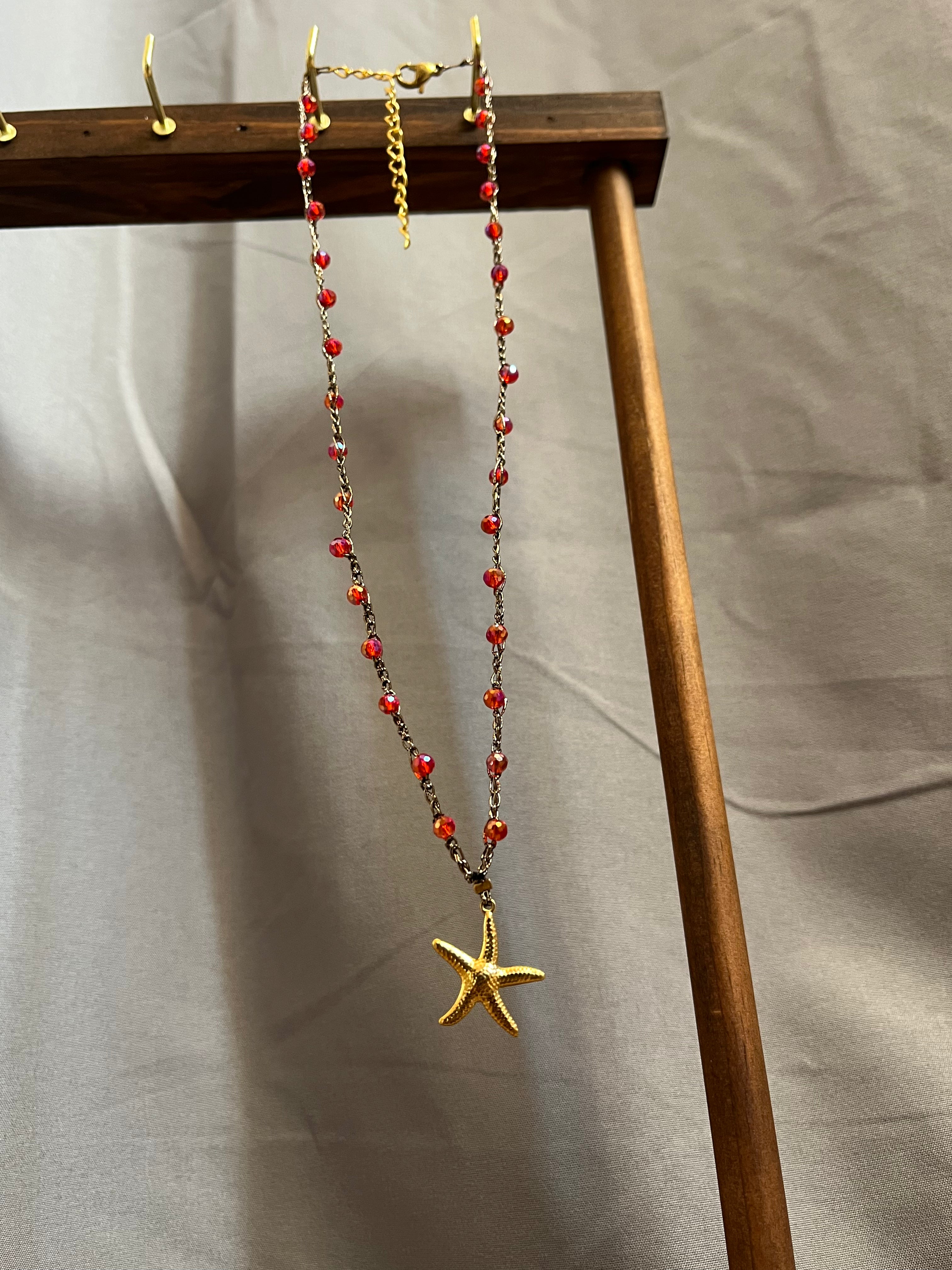 Collier doré en crochet fait main avec perles et pendentif
