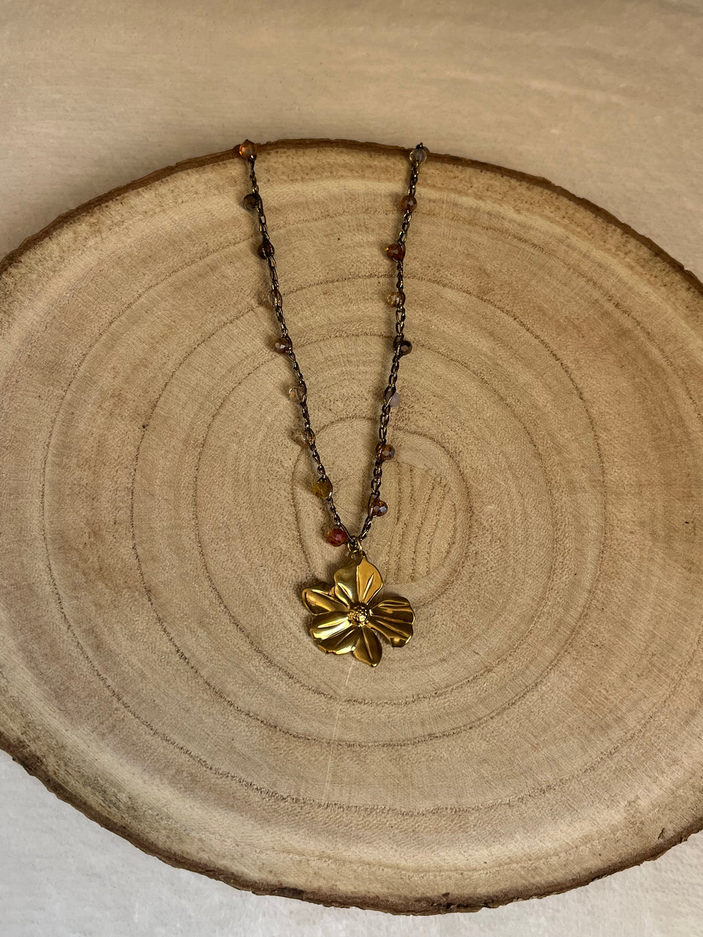 Collier doré en crochet fait main avec perles et pendentif