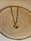 Collier doré en crochet fait main avec perles et pendentif