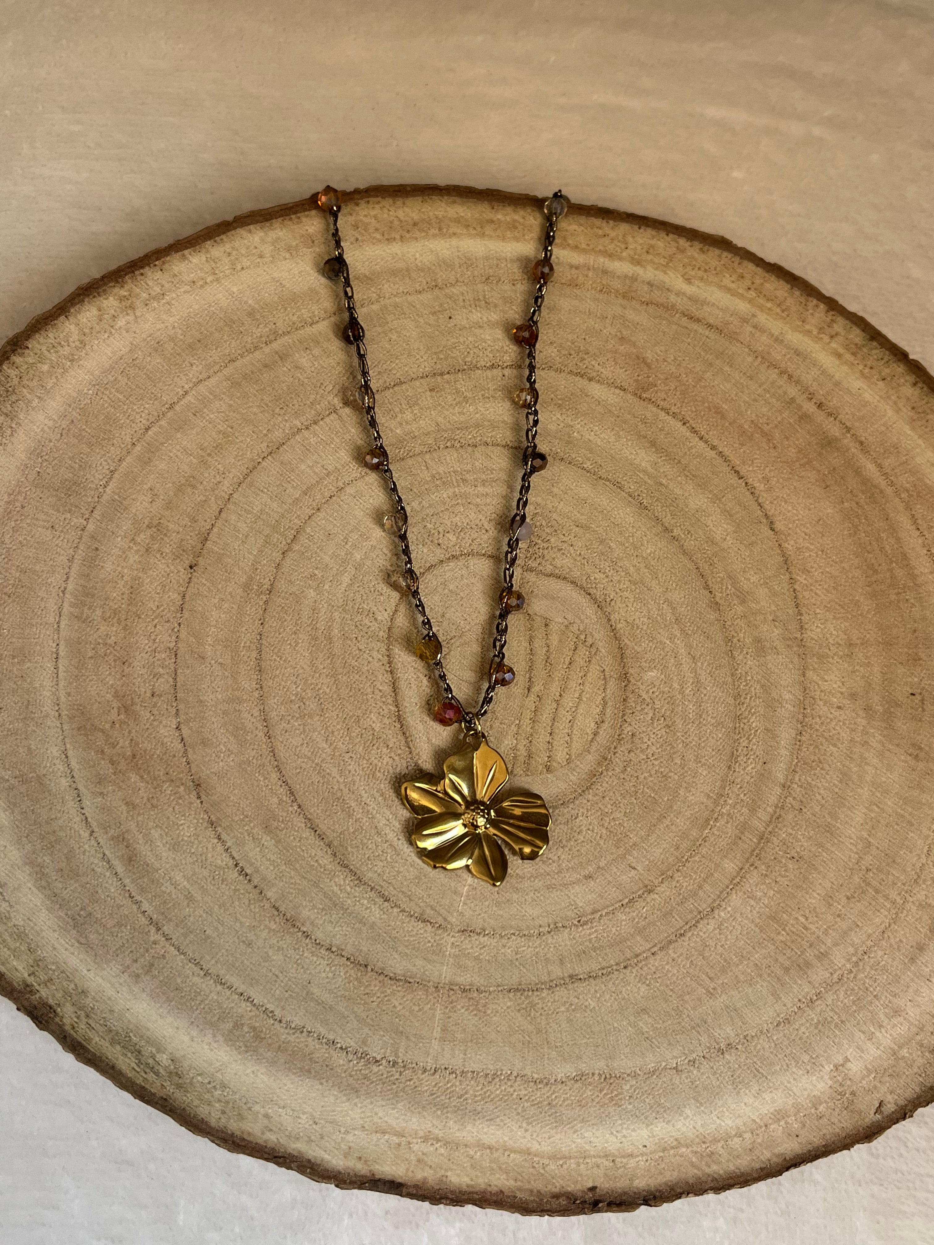 Collier doré en crochet fait main avec perles et pendentif