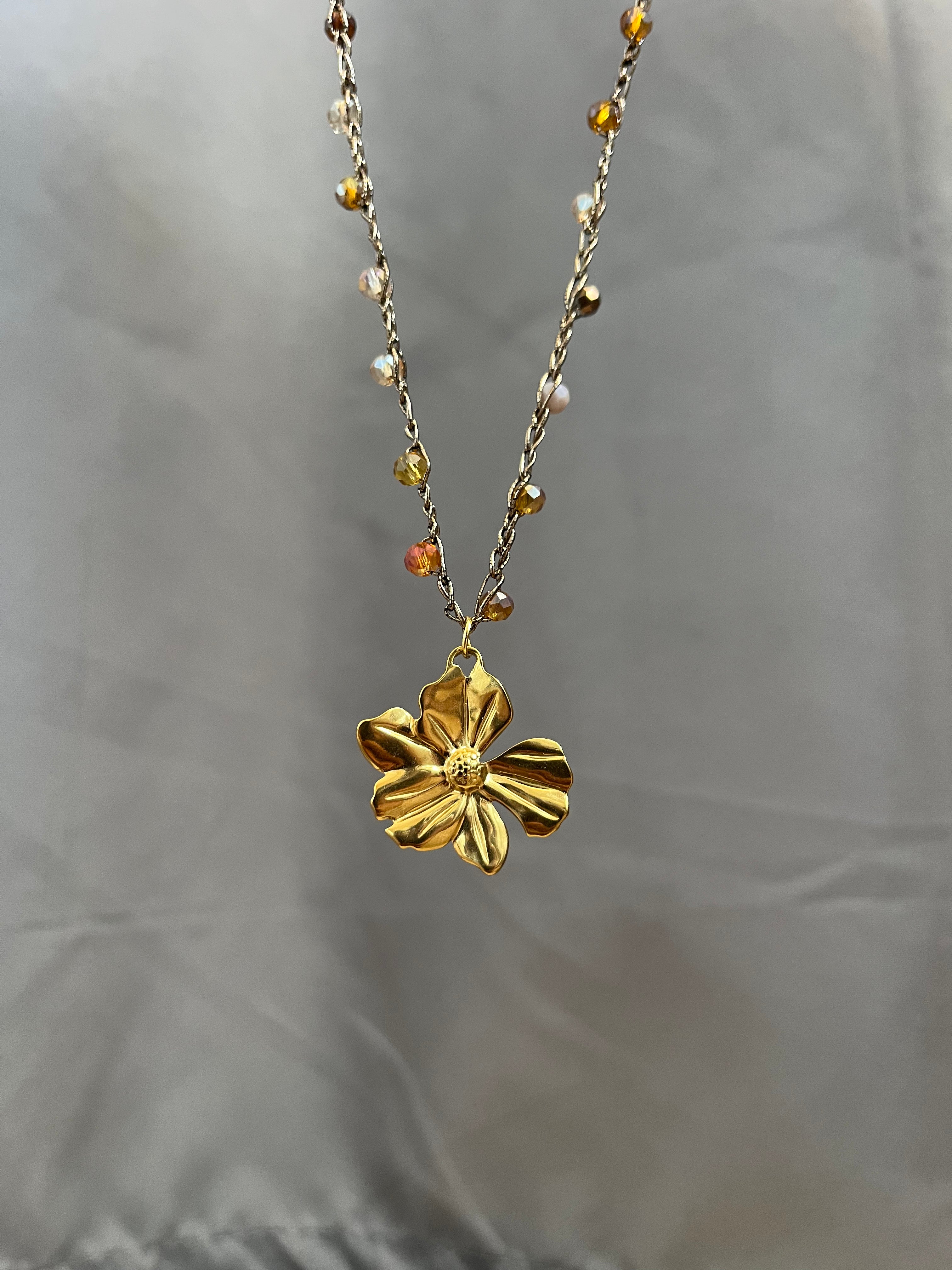Collier doré en crochet fait main avec perles et pendentif