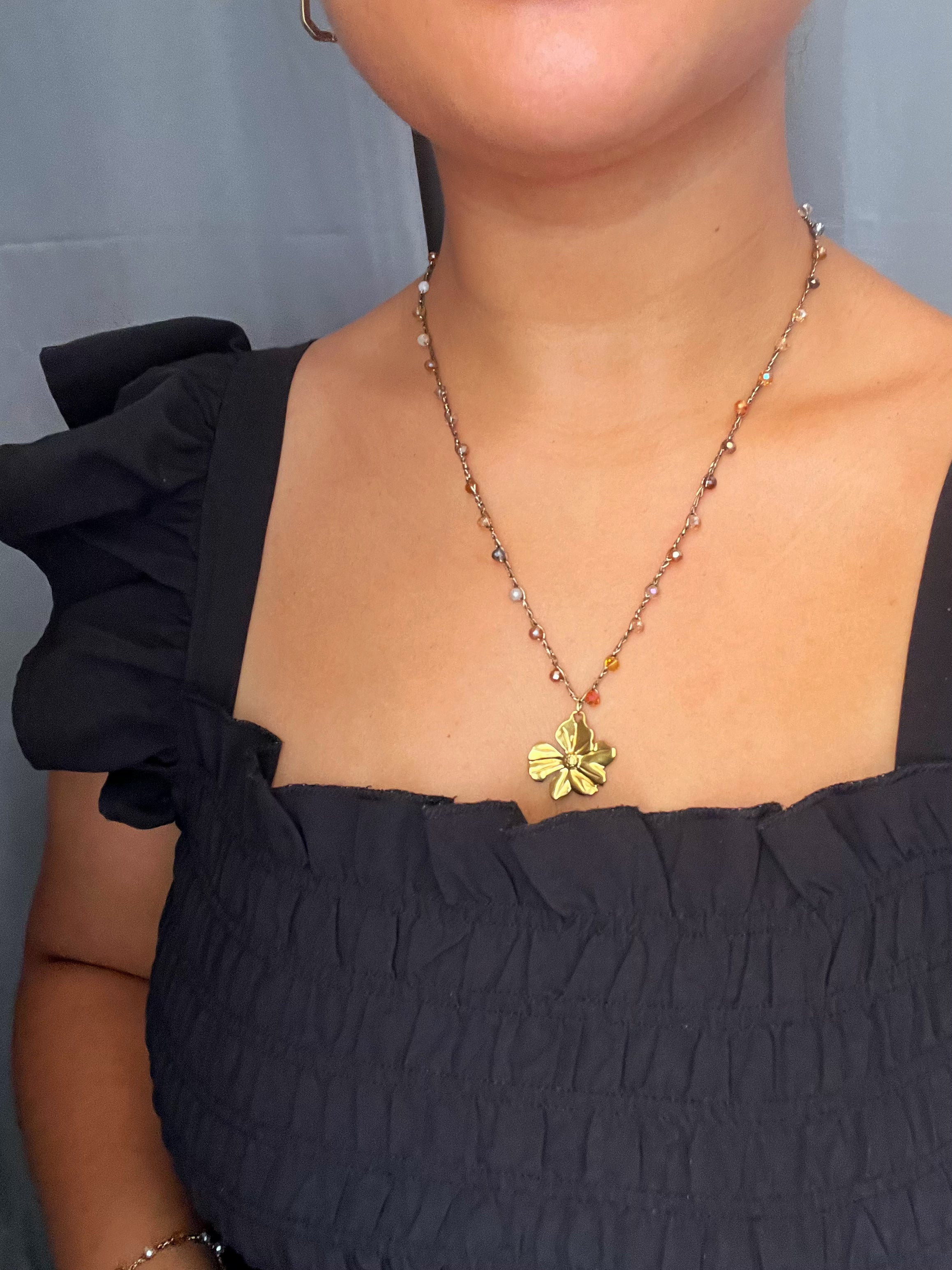 Collier doré en crochet fait main avec perles et pendentif