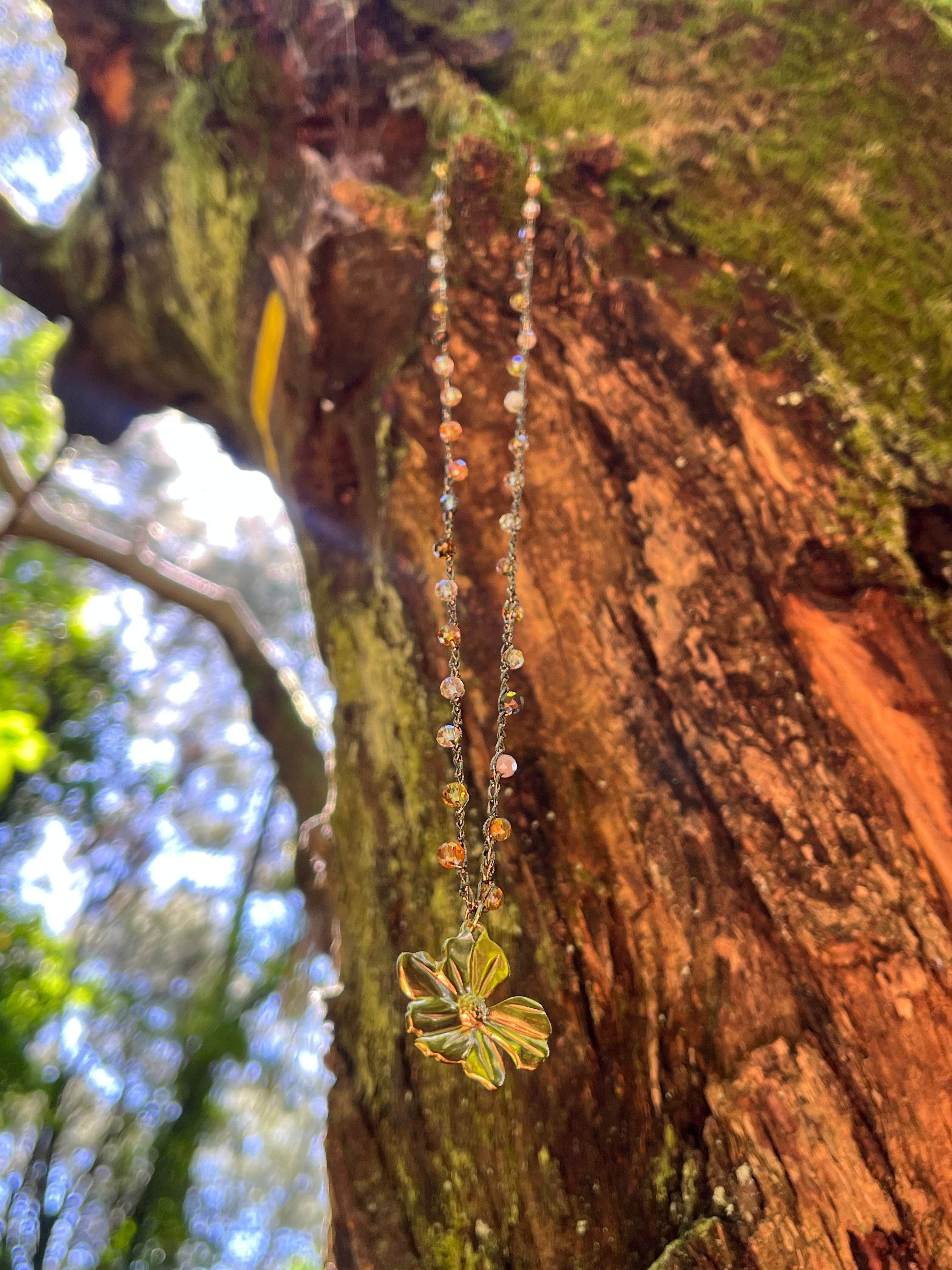 Collier doré en crochet fait main avec perles et pendentif
