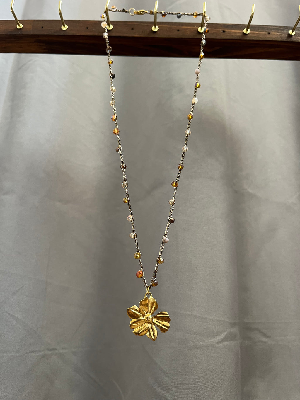 Collier doré en crochet fait main avec perles et pendentif